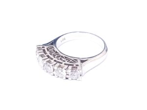 ブランド品＆金・プラチナ買取マート碧南店で買取したプラチナ900製のダイヤモンド付きのリング