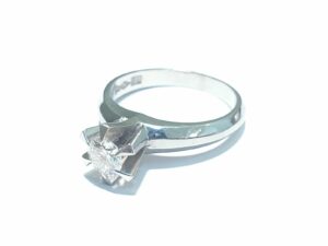 ブランド品＆金・プラチナ買取マート豊明店で買取したプラチナ製のダイヤモンド付きのデザインリング