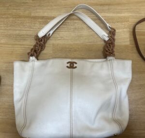 ブランド品＆金・プラチナ買取マート岡崎店で買取したブランド品：シャネル　レザーショルダーバッグ
